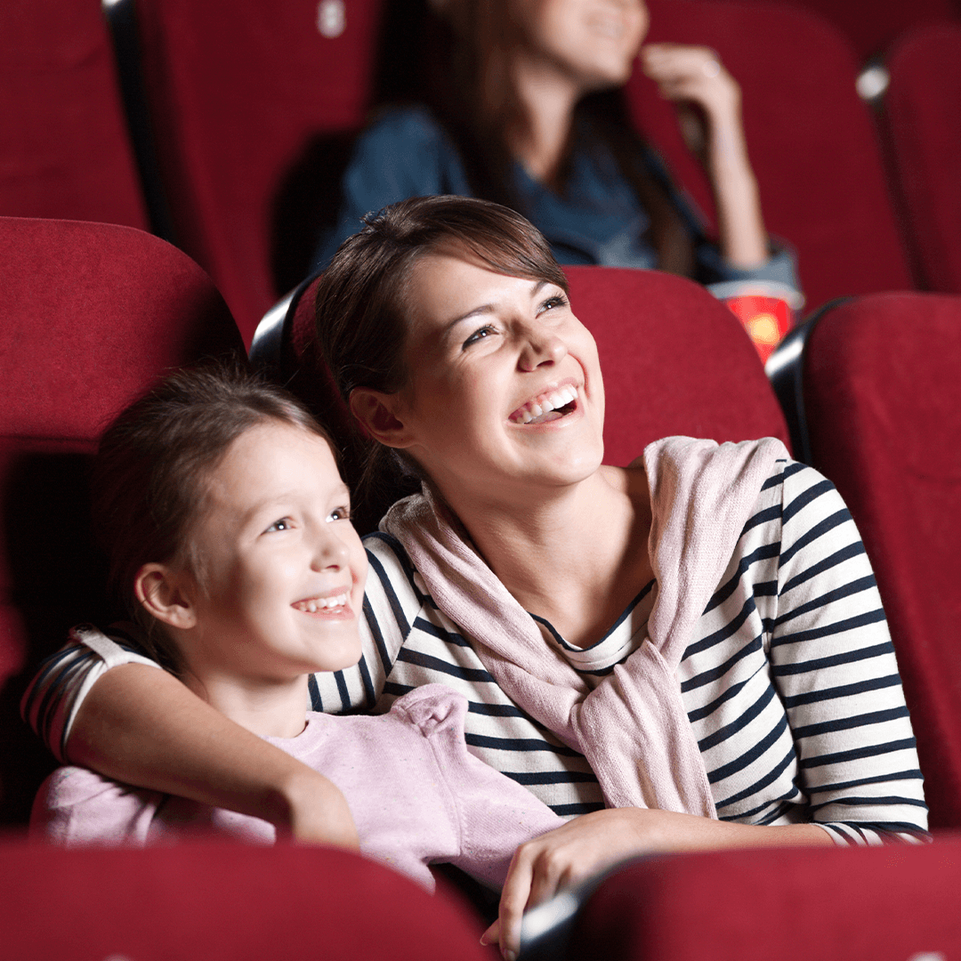 Äiti ja tytär eläytyvät esitykseen – kulttuuripainotteista tekemistä lapsille Helsingissä