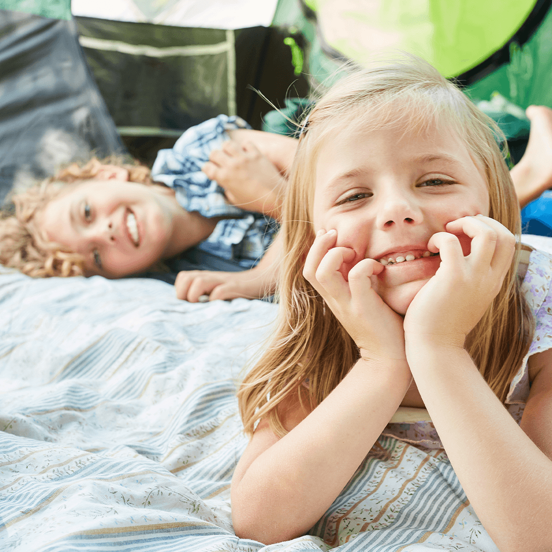Lapset rentoutuvat majassa pihalla – kesäohjelmaa lapsille ulkona