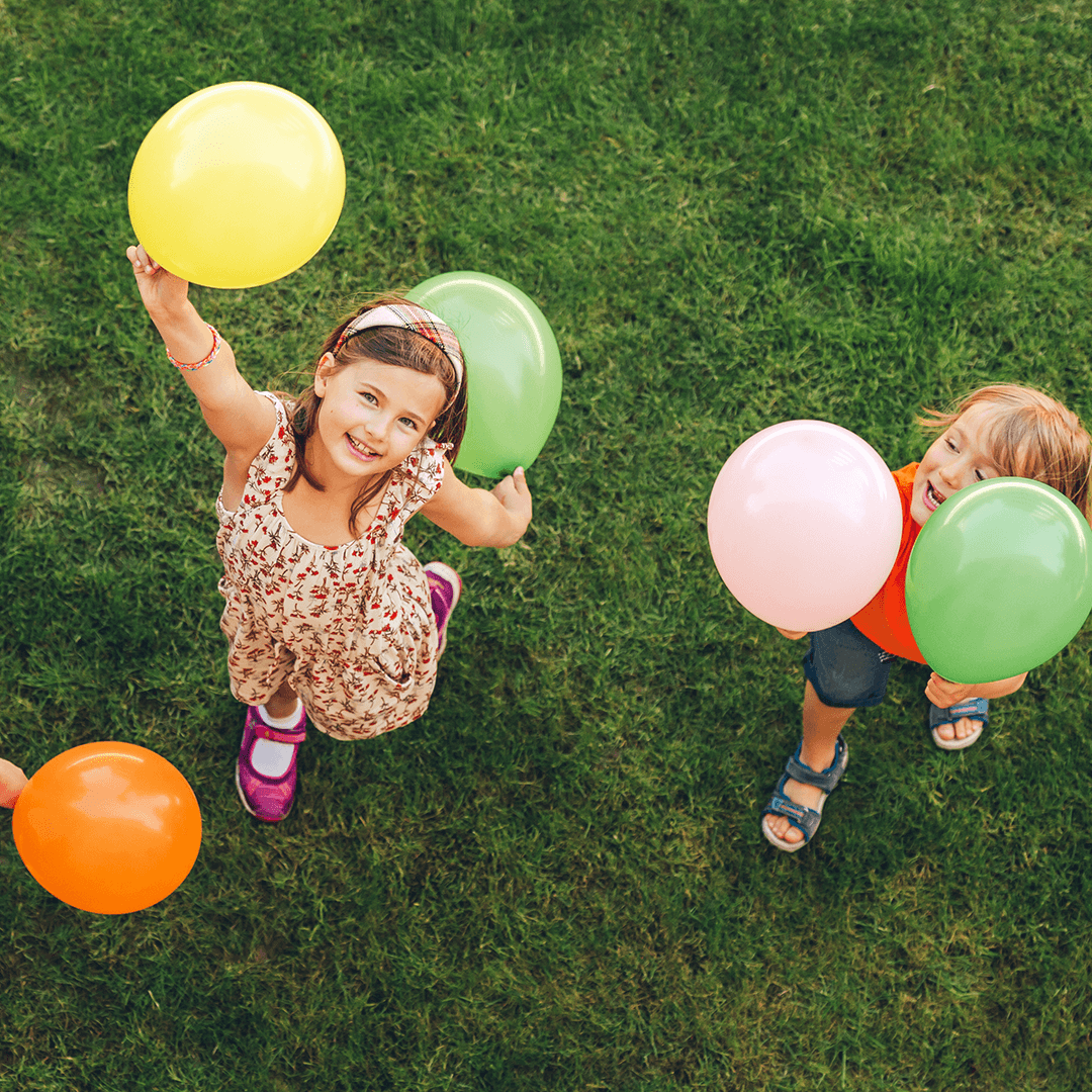 Lapset leikkivät ilmapalloilla – liikunnalliset lasten synttärileikit onnistuvat helposti myös kotona.