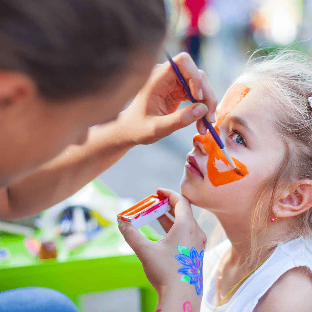 Äiti tekee kasvomaalausta tyttärelleen – kesätekemistä lapsille kotona