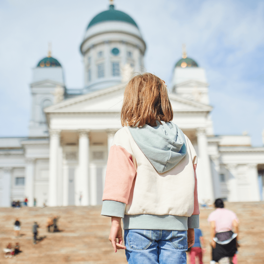 Lapsi ihmettelee suurta kirkkoa – unohtumattomia aktiviteetteja lapsille Helsingissä keskustassa