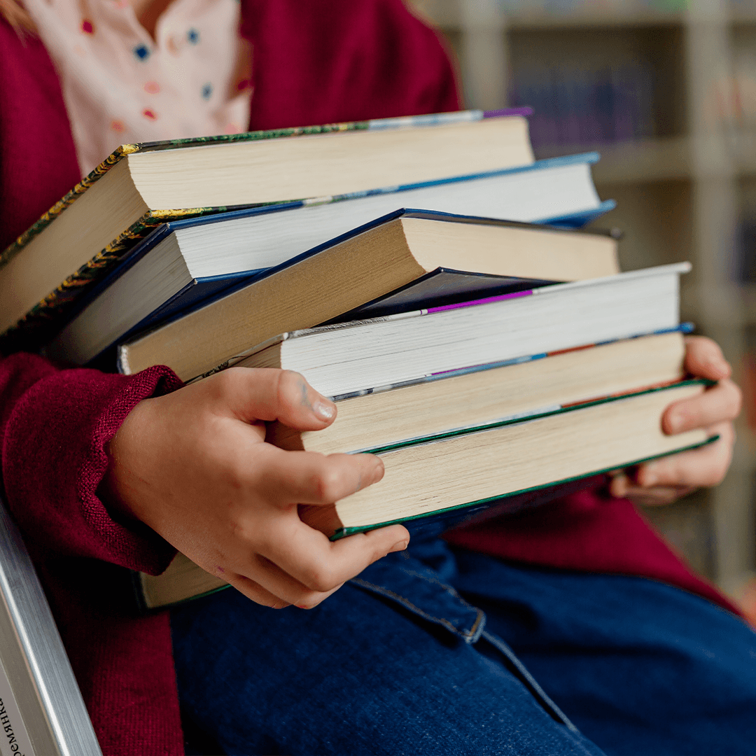 Lapsi tutkii kirjaston aarteita – rauhallista tekemistä lapsille Helsingissä