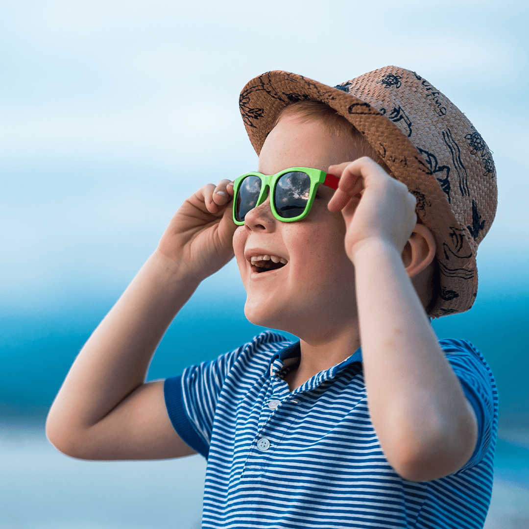 Lapsi nauttii kesäpäivästä aurinkolaseissa – kesätekemistä lapsille ulkona