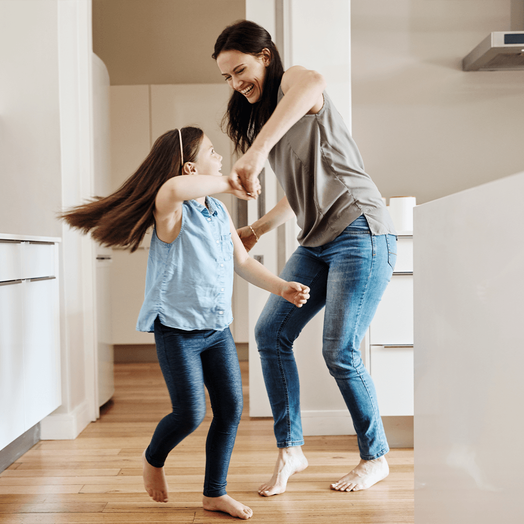 Äiti ja tytär tanssimassa keittiössä – iloista lasten liikkumista arjessa