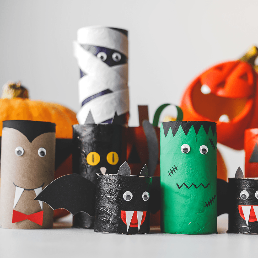 Askarteltuja hirviöitä wc-paperirullista halloween-leikkiin